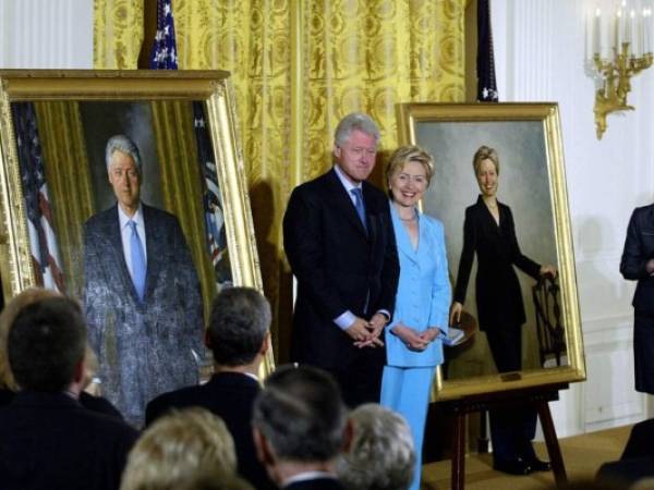 En esta foto de archivo tomada el 14 de junio de 2004, el ex presidente de los Estados Unidos Bill Clinton y la senadora Hillary Clinton respaldan sus retratos oficiales de la Casa Blanca. Foto: AFP