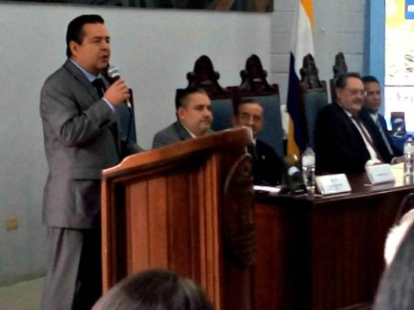 El abogado Waldo Rivera junto a Guillermo Arturo Caballero, el doctor Enrique Cerrato paz, Octavio Pineda, Edmundo Orellana durante la presentación de su libro.