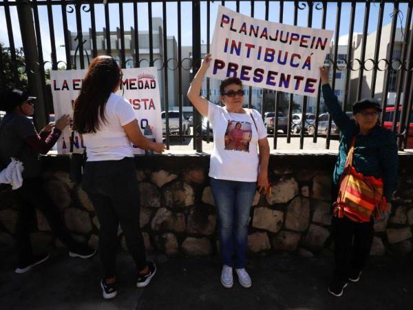 Un nutrido grupo de maestros protestó este jueves -16 de noviembre- frente a las instalaciones de la Corte Suprema de Justicia (CSJ), que es un beneficio que heredarían al menos 14,000 docentes que se da al momento del fallecimiento, pero los educadores lo exigen en vida. Sin embargo, un recurso de amparo no resuelto por el Poder Judicial es un impedimento para dicho beneficio. A continuación los detalles.