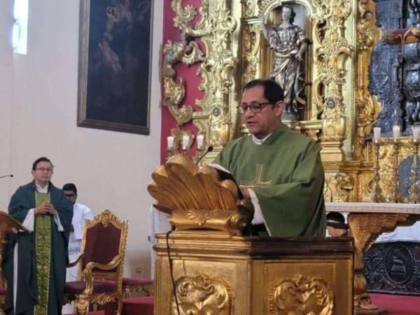 El diácono Hugo Mejía dirigió la homilía en la Catedral.