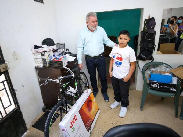 Conmovido por la labor de Eduardo Espinal, el niño barbero de 13 años, cuya historia fue publicada por EL HERALDO, Roberto Contreras, alcalde de San Pedro Sula, decidió viajar a la aldea Mata de Caña, Comayagua, para sorprenderlo con una donación. ¿Cómo estuvo la visita y qué le obsequió? A continuación todos los detalles.