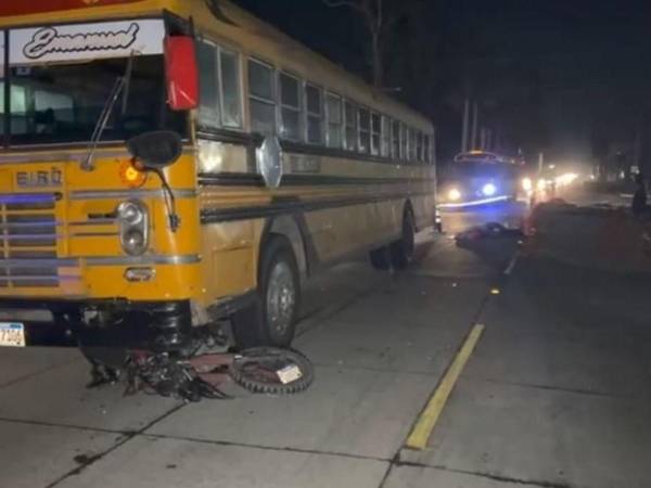 El cuerpo de la víctima quedó varios metros atrás del bus.