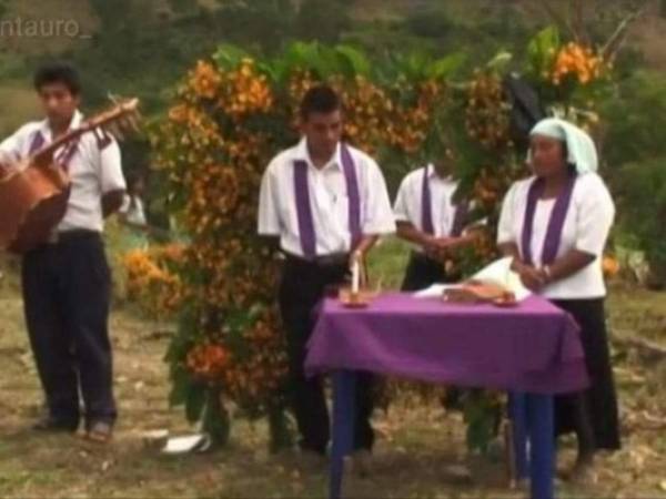 Para el acto solemne se prepara un altar, cosa que puede hacerse desde un día anterior. Por lo general, ya hay flores y hojas específicas para armar el lugar de la ceremonia.