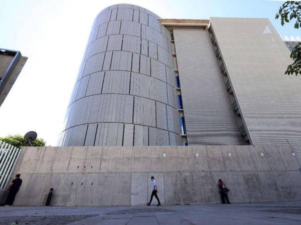 Con una fachada inspirada en el cero maya, en forma de óvalo, que gira en un ángulo de 180 grados con dirección al actual palacio de gobierno, José Cecilio del Valle, la obra se sigue edificando con acceso restringido.