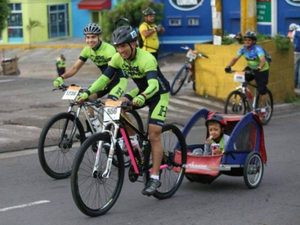 el pequeño Ricardo iba muy tranquilo con su padre durante la competencia en la categoría Novato A.