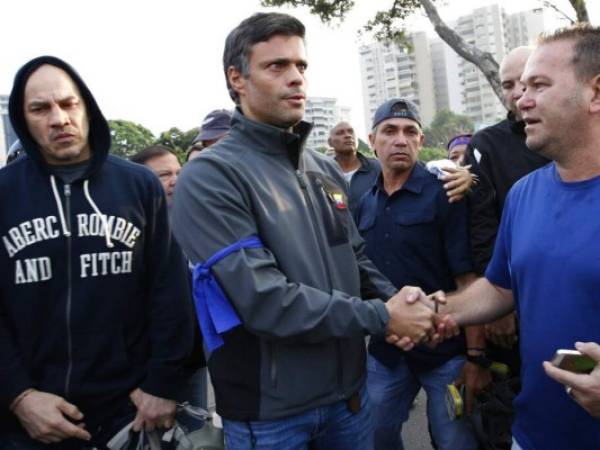 López hizo estas declaraciones poco después de la emisión, por la madrugada, de un video en el que Guaidó aparece en una base aérea de Caracas. (Foto: AP)