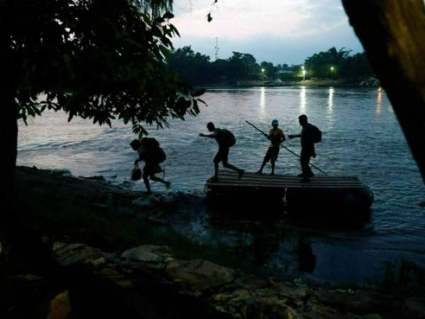 Unos 200 salvadoreños abandonan el país en busca de llegar principalmente a Estados Unidos de manera irregular. Foto: Agencia AP.