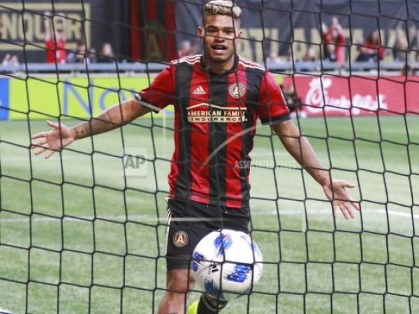 El venezolano Josef Martínez, del Atlanta United, festeja un gol conseguido por su compañero Chris McCann frente al Fire de Chicago. (Foto: AP)