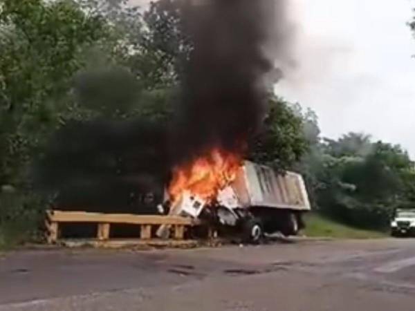 Un vehículo tipo camión colisionó violentamente con un puente, provocando que el automóvil se incendiara rápidamente, consumiendo por completo su carrocería