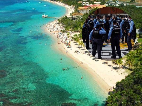 Dichas acciones policiales surgen luego de la detención del estadounidense Gary Johnston, quien fue detenido en un allanamiento en una de sus viviendas en Roatán por ser vinculado al delito de trata de personas.