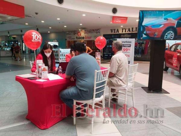 Los interesados en adquirir un vehículo nuevo pueden acudir al banco de su preferencia o aprovechar las ferias de autos que se instalan en los centros comerciales para conocer las condiciones y requisitos del financiamiento a un máximo de siete años.