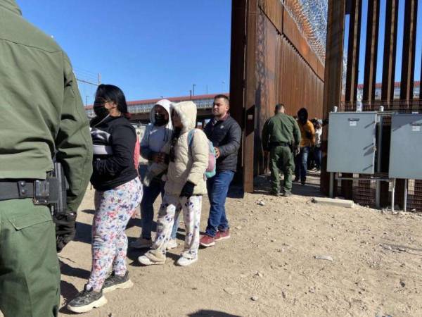 Desde un aeropuerto privado ubicado en Arlinton, Texas, decenas de migrantes y núcleos familiares fueron deportados.