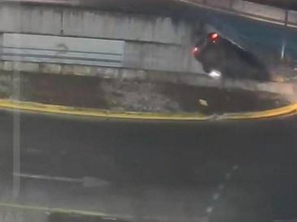 Vehículo impacta muro, sale volando y cae en túnel del Juan Pablo II