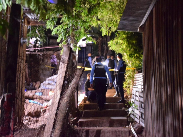 Autoridades policiales llegaron al lugar de los hechos para realizar las investigaciones de este triple asesinato.