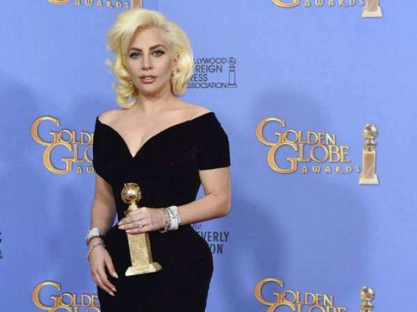 Lady Gaga posa en la sala de prensa tras ganar el Globo de Oro a la mejor actriz en una serie limitada o película hecha para TV por su trabajo en 'American Horror Story: Hotel'. (Foto: AP)