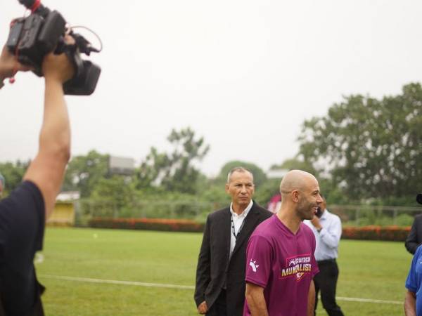 Después de estar observando los entrenamientos que los grupos de futbolistas realizaban y mientras otros pedían fotos y se trataban de acercar a Mascherano, se tomó fotos grupales con los jugadores y se marchó trotando al ver que la demás gente se le iba acercando.