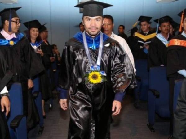 Manny Pacquiao cuando se dirigía a recibir su título universitario. (Foto: @MannyPacquiao)