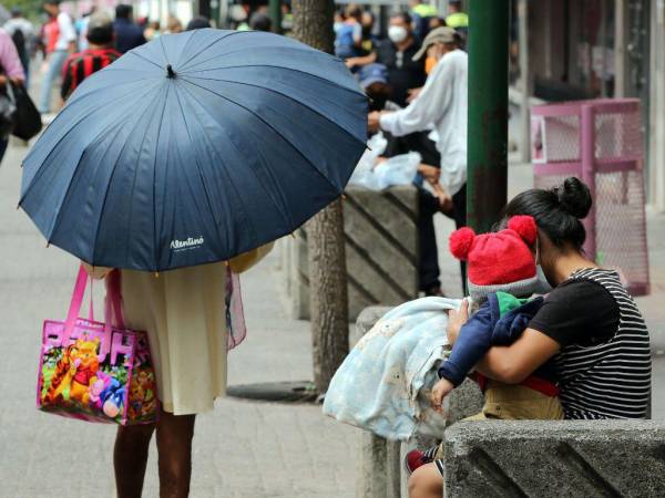 Las autoridades recomiendan abrigarse para evitar enfermedades respiratorias, debido a las lluvias y bajas temperaturas que experimentará el país.