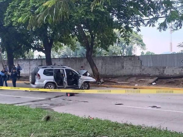 El automóvil quedó destruido de la parte delantera y presentaba al menos seis disparos.