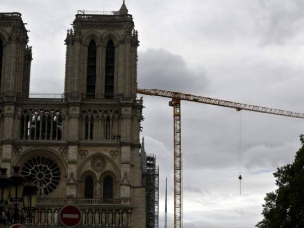 Una grÃºa junto a la Catedral de Notre Dame, el viernes 10 de julio de 2020, en ParÃ­s. (AP Foto/Thibault Camus)