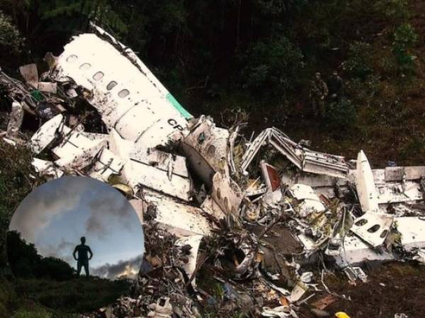 Neto, de 36 años, lució tranquilo durante el simbólico acto en cerro Gordo, ahora llamado cerro Chapecoense, donde chocó la aeronave de matrícula boliviana. Foto:AFP