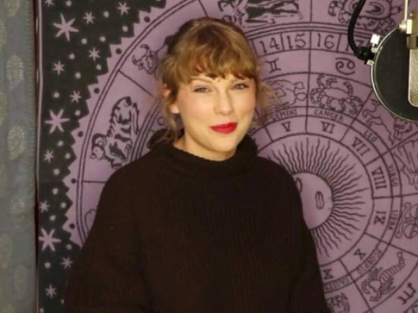 Taylor Swift aceptando el galardón al artista del año durante la ceremonia de los premios American Music en el teatro Microsoft en Los Ángeles. Foto: AP.