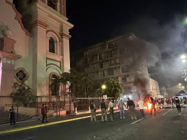 Los vendedores quemaron llantas y cerraron el paso por varios minutos protestando contra las autoridades.