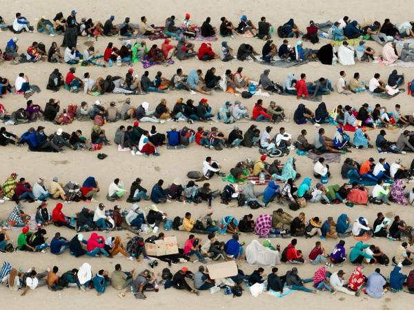 Vista aérea de migrantes agrupados mientras esperan ser procesados en el lado de la frontera de Ciudad Juárez en El Paso, Texas. Recientemente se ha producido un aumento de cruces de migrantes a lo largo de la región suroeste de la frontera de los Estados Unidos.