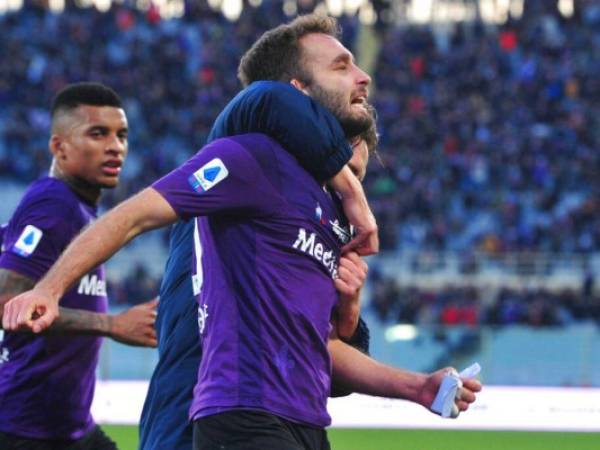 El defensor argentino de Fiorentina Germán Pezzella celebra tras anotar un gol en un partido de la Serie A contra Spal. Otros dos jugadores de la Fiorentina dieron positivo para el Covid-19, al igual que el fisioterapeuta del equipo. Foto: AP.