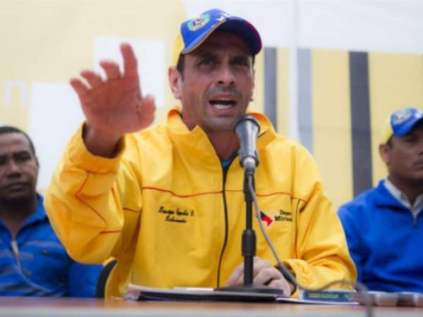 Henrique Capriles denunció que un tribunal dictó prohibición de salida de Venezuela contra él y otros siete dirigentes opositores. (Foto: Agencias)