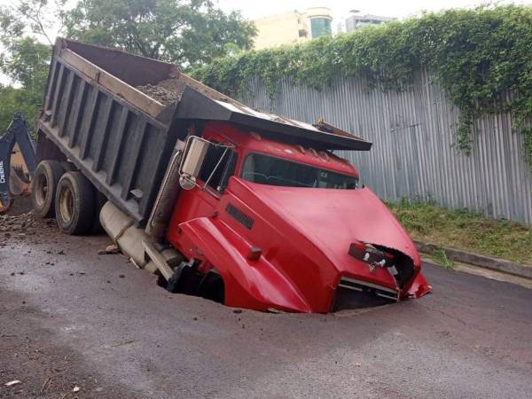 La volqueta cayó dentro del socavón en horas de la tarde del miércoles.