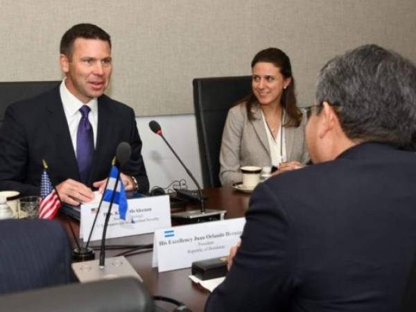 McAleenan durante la reunión con el presidente de Honduras.