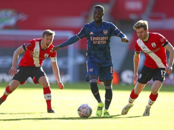 Nicolas Pepe, de Arsenal, centro, se lleva un balón entre James Ward-Prowse, izquierda, y Stuart Armstrong del Southampton durante un partido por la cuarta ronda de la Copa FA. Arsenal, campeón defensor, resultó eliminado al perder 1-0 con gol en propia puerta de Gabriel. Foto: AP.