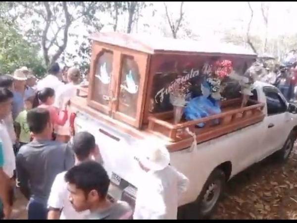 Los cuatro féretros fueron llevados hasta el cementerio local, donde se les dio cristiana sepultura en San Antonio, Dolores, Copán.