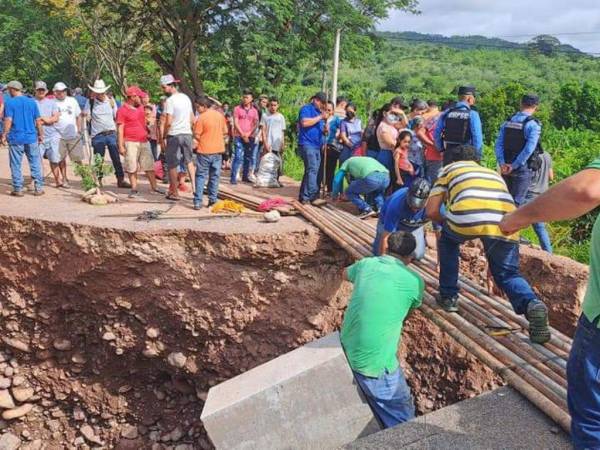 Pobladores demandan a las autoridades una pronta reparación de la estructura que sucumbió a causa de las fuertes lluvias que afectan al noroccidente del país.