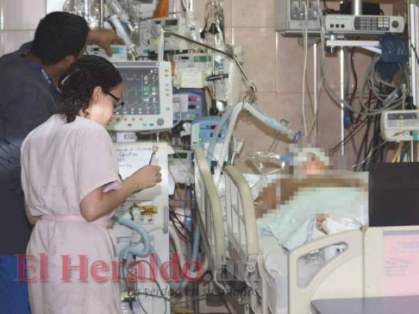 (1) Médicos y enfermeras luchan por salvar la vida al niño de nueve años. La emergencia de pediatría del IHSS está saturada.