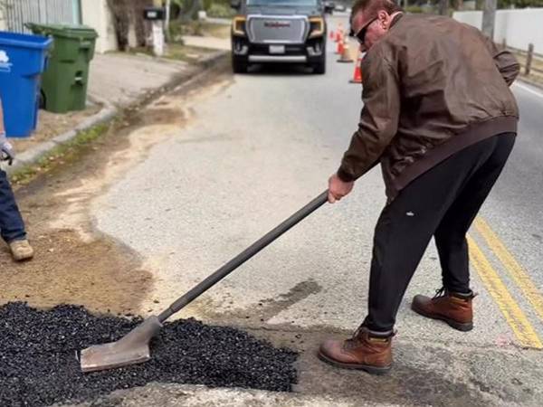 Arnold Schwarzenegger, cansado de esperar al ayuntamiento, arregla bache frente a su casa