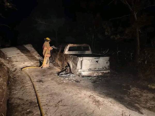 El vehículo fue encontrado en llamas y los bomberos llegaron al lugar para apagar el fuego.