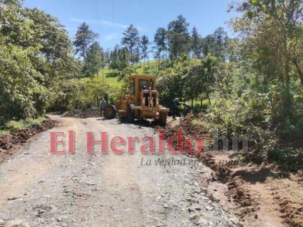 Los trabajos de reparación de carreteras se ejecuta en los puntos críticos y con eso se habilita el transporte de diversos productos.