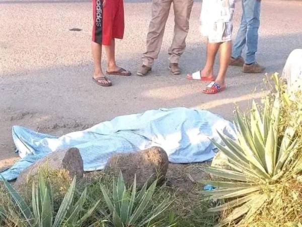 El cuerpo del hombre quedó a la orilla de la calle.