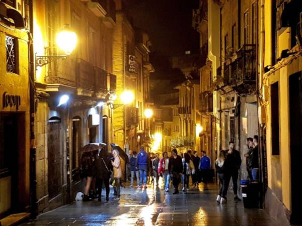 Esta es una imagen de la calle Mon, donde el hondureño abordó a su víctima en la noche que se celebraban las fiestas de San Mateo de Oviedo.