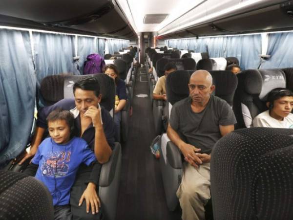 En esta foto de archivo del 18 de julio de 2019 se observa a migrantes en un autobús que el gobierno mexicano consiguió para trasladarlos de un centro migratorio en la ciudad fronteriza de Nuevo Laredo hacia Monterrey, México, después de ser retornados a territorio mexicano por las autoridades de Estados Unidos. Foto: AP.