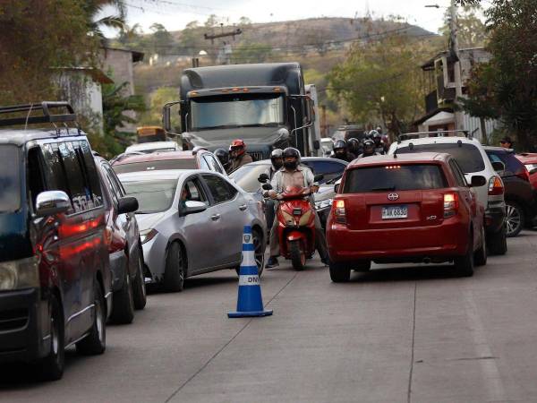 Aldana estimó que por la carretera del sur circulan más de 30 mil vehículos diarios y solo está hecha para 8 mil.