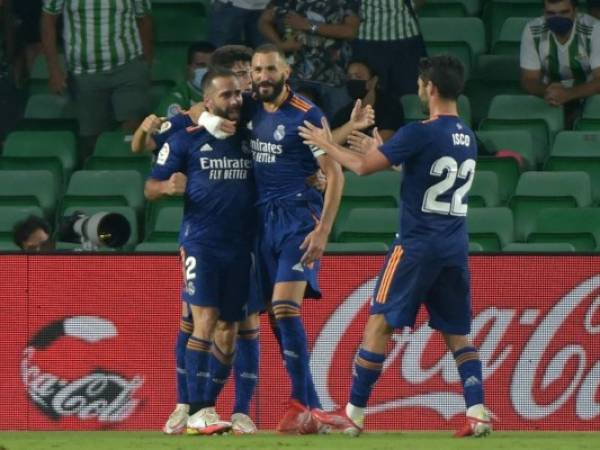 El defensor español del Real Madrid Dani Carvajal (L) celebra el gol de apertura durante el partido de fútbol de la Liga española entre el Real Betis y el Real Madrid CF en el estadio Benito Villamarín de Sevilla. Foto:AFP