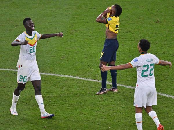 Abdou Diallo y Pape Gueye celebran mientras Reasco se lamenta. Las dos caras del partido entre Senegal y Ecuador.