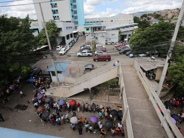 El Instituto Hondureño de Seguridad Social (IHSS) en La Granja se ha vuelto escenario de una situación caótica donde los pacientes se ven obligados a esperar durante horas en filas interminables. A continuación las imágenes.