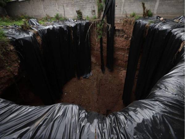 Un gran socavón en las cercanías de la Escuela República de China representa un peligro para los habitantes de la residencial Honduras y la residencial Los Portales en Tegucigalpa; sin embargo, las autoridades no han dado respuesta para reparar el enorme agujero.