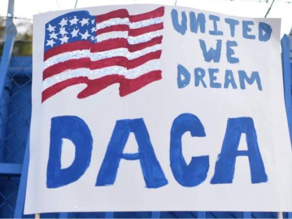 Los beneficiarios de DACA que actualmente son más de 600,000, tienen un plazo extensible de dos años en el que están exentos de la deportación y reciben un permiso de trabajo y número del Seguro Social. AP.