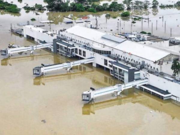 Y es que luego del impacto de las tormentas Iota y Eta, el puerto aéreo quedó anegado por el desbordamiento de los ríos en la zona norte.