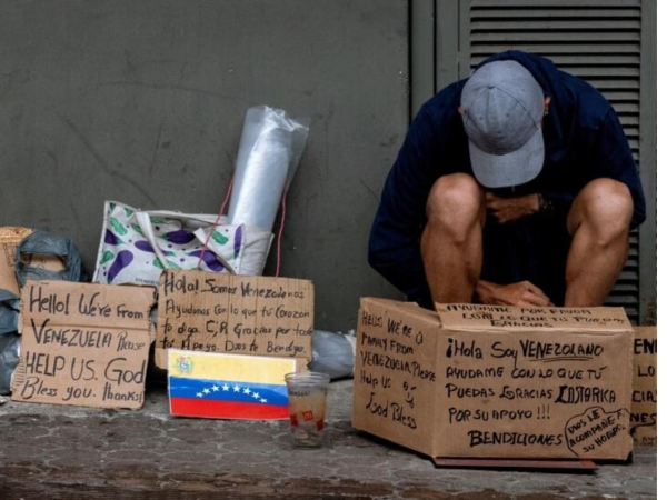 Migrante venezolano pide dinero en las calles de San José, Costa Rica, para continuar su viaje hacia Estados Unidos